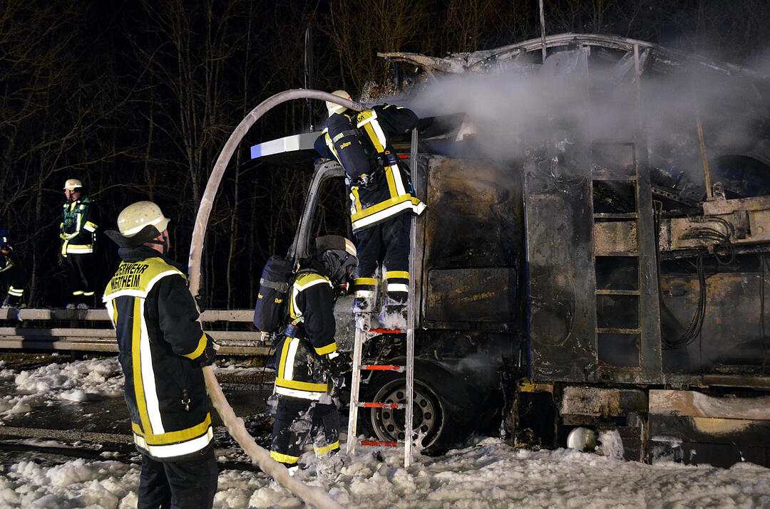 Autotransporter brennt auf A3 bei Helmstadt