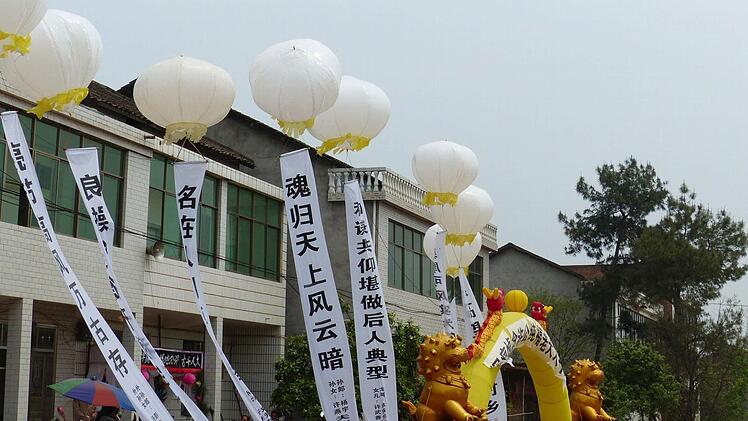 Weiß gilt in China als Farbe der Trauer - wie hier bei einer Beerdigung.
