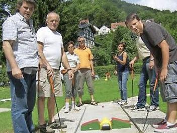 Die Vereinsmitglieder beim Minigolf