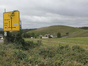 Der kahle Buckel der Mülldeponie zwischen Oberlangheim und Lahm: Die Energiegewinnung ist hier derzeit unwirtschaftlich. Foto: Matthias Einwag