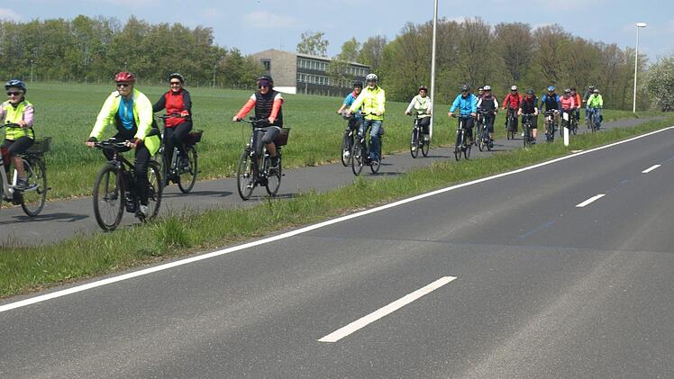 Teilnehmer des Oerlenbacher Frühlingsradelns auf dem Weg zwischen Oerlenbach und Ebenhausen.  Foto: Stefan Geiger