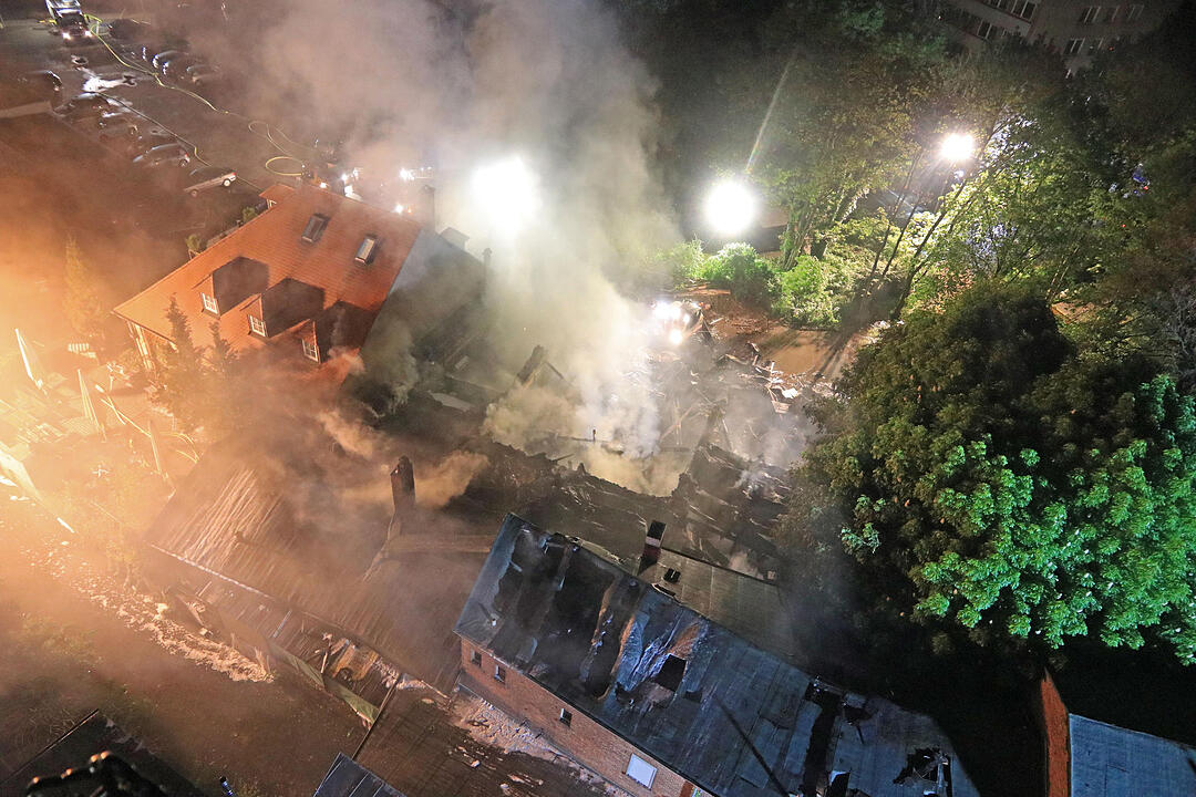 Ein Feuer hat die Diskothek "Rosenau" in Bayreuth völlig zerstört. Acht Menschen wurden verletzt. Der Brand ist unter Kontrolle.