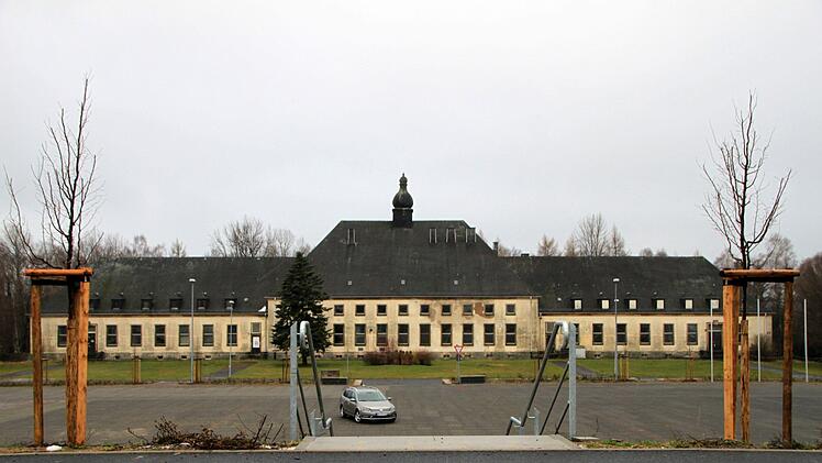 Der Eisenhower-Platz wurde vergangenes Jahr neu gestaltet. Das Gebäude im Hintergrund ist zu alt für eine Sanierung. Foto: Julia Raab