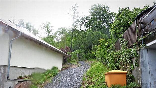 Für den Fußweg am "Hohen Weg" wurde durch den Bauausschuss des Gemeinderates eine einvernehmliche Lösung mit den beteiligten Grundstückseigentümern gefunden.  Foto: Werner Reißaus