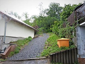 Für den Fußweg am "Hohen Weg" wurde durch den Bauausschuss des Gemeinderates eine einvernehmliche Lösung mit den beteiligten Grundstückseigentümern gefunden.  Foto: Werner Reißaus