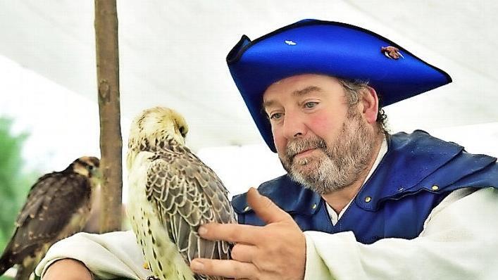 Wunderschöne Greifvögel kann man beim Mittelaltermarkt in Ebern aus der Nähe anschauen und sie bei einer Flugshow vom Grauturm bewundern. Foto: privat