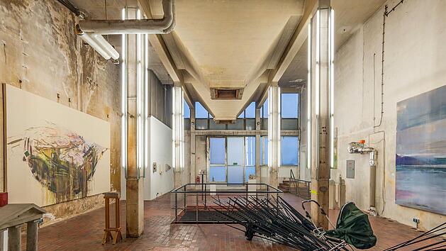Das Kesselhaus ist ein besonderer Ort der Kunst - hier ein Blick in die Ausstellung "TRIO4" aus dem Jahr 2015. Foto: Berufsverband Bildender K&uuml;nstler