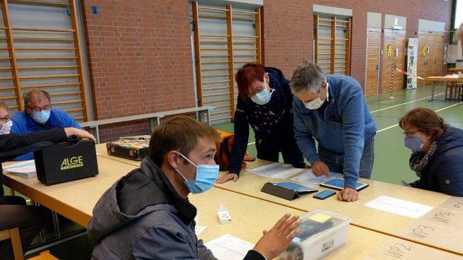 Ungewohnt: Sportwarte mit Mund-/Nasenbedeckung verrichteten ihre Arbeit im Rallye-Zentrum.