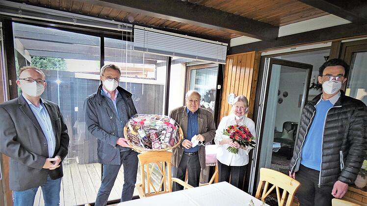 Die Bereichsleiter der Himmelkroner Heime dankten Erich Popp für seine Arbeit; im Bild (von links) Günter Binger, Jürgen Braun, Erich und Helga Popp sowie Armin Wissel