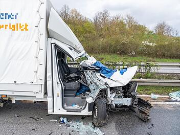 Unfall auf A9 im Kreis Bayreuth: Fahrer (49) eingeklemmt und lebensbedrohlich verletzt