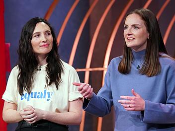 Das kann doch nicht das Ergebnis von Jahren der Emanzipationsbewegung sein, dass viele Männer zuhause immer noch keinen Finger krumm machen. Die "Equaly"-Gründerinne Ronja (links) und Louisa wollen jetzt mit einer App-Lösung für mehr Gerechtigkeit bei der Care-Arbeit sorgen.