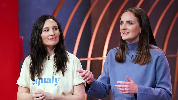 Das kann doch nicht das Ergebnis von Jahren der Emanzipationsbewegung sein, dass viele Männer zuhause immer noch keinen Finger krumm machen. Die "Equaly"-Gründerinne Ronja (links) und Louisa wollen jetzt mit einer App-Lösung für mehr Gerechtigkeit bei der Care-Arbeit sorgen.