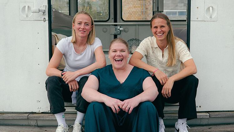 Gisa Flake (Mitte, mit Lea Schüller, links, und Klara Bühl) hat sich für die ZDF-Doku "Kopfsache - Wie unsere DFB-Stars mit Druck umgehen" mit den Nationalspielerinnen getroffen und über Druck und Resilienz gesprochen.
