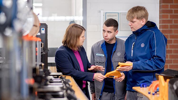 Julia Willie Hamburg bei Volkswagen in Emden