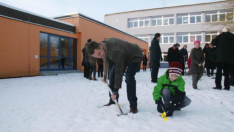 Mit großem Hallo  versuchten der Leiter der Sekundarstufe, Mathias Schmitt, und Franz Urban (9) den ersten Spatenstich für den Neubau an der Montessori-Schule zu tätigen. Doch bei den aktuellen Minustemperaturen ist an Buddeln nicht zu denken