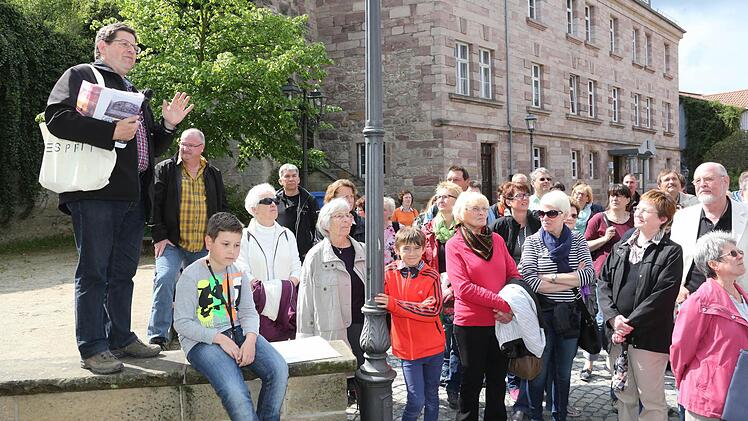 Überm Eingang zum Burggut in der Waaggasse gibt es außergewöhnliche Wappensteine zu sehen. Erich Olbrich (links) erläutert die Details.