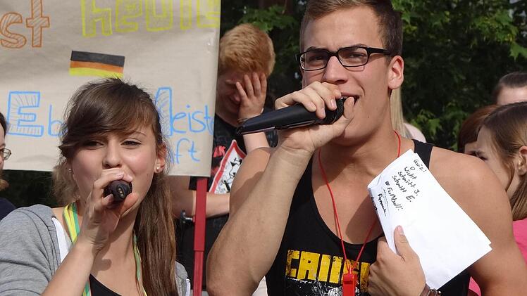 90 Minuten lang haben mitunter Eva Müller und Adrian Wehnert den Spielverlauf des Abschlussscherzes kommentiert und die Fans bei Laune gehalten.