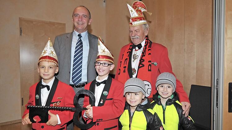 Bürgermeister Heinrich Süß (hinten l.)und Peter Nofski vorn v.l. Nils und Korbinian beide neun Jahre, Gideon (5) und Letizian (6).