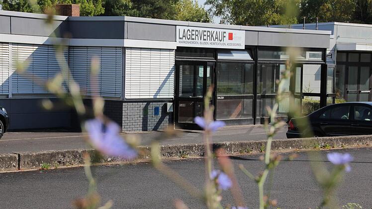 Der leere Bürotrakt der ehemaligen Kleiderfabrik Halbritter (hinterer Gebäudeteil) soll in Zukunft als dezentrale Unterkunft bis zu 30 Flüchtlinge beherbergen. Foto: Benedikt Borst