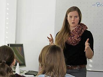 Aktuelle Themen oder kulturelle Unterschiede bespricht die Amerikanerin Kara Witherill als Asistant Teatcher mit ihren Schülern am Regiomontanus-Gymnasium.  Foto: Sabine Weinbeer
