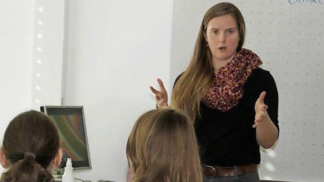 Aktuelle Themen oder kulturelle Unterschiede bespricht die Amerikanerin Kara Witherill als Asistant Teatcher mit ihren Schülern am Regiomontanus-Gymnasium.  Foto: Sabine Weinbeer