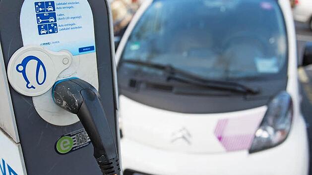 Elektroautos an einer Ladestation. E-Autos sind hierzulande seltener als Oldtimer. Daher soll der Staat wieder eingreifen.  Foto: Bernd von Jutrczenka/dpa