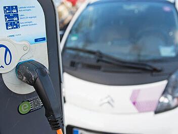 Elektroautos an einer Ladestation. E-Autos sind hierzulande seltener als Oldtimer. Daher soll der Staat wieder eingreifen.  Foto: Bernd von Jutrczenka/dpa