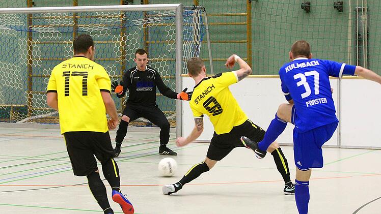 Florian Förster (blaues Trikot) kommt im Finale gegen Stadtsteinach zum Abschluss. Foto: Monika Limmer