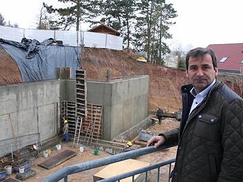Verwaltungsleiter Hans Pfeuffer begutachtet den Fortschritt auf der Baustelle. Foto: Ralf Ruppert