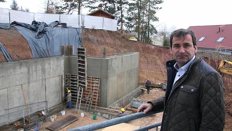 Verwaltungsleiter Hans Pfeuffer begutachtet den Fortschritt auf der Baustelle. Foto: Ralf Ruppert