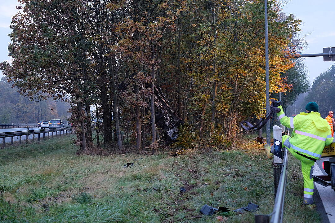 A3 zwischen Nürnberg und Erlangen: Kleinbus landet in Baum