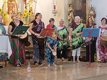Ein ungewöhnliches Konzert erlebten die Besucher am Sonntag mit dem Injilli Chor in der Pfarrkirche in Thundorf. Die Frauen singen hauptsächlich in Kiswahili, der Landessprache Tansanias.  Foto: Philipp Bauernschubert