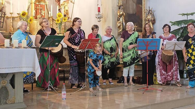 Ein ungewöhnliches Konzert erlebten die Besucher am Sonntag mit dem Injilli Chor in der Pfarrkirche in Thundorf. Die Frauen singen hauptsächlich in Kiswahili, der Landessprache Tansanias.  Foto: Philipp Bauernschubert