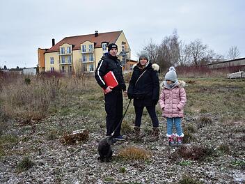 Oliver Katzenberger und Verena Huber mit Tochter Amelia auf dem Baugebiet.  Ihr Grundstück liegt im Hintergrund beim Altenheim. Foto: Petra Malbrich