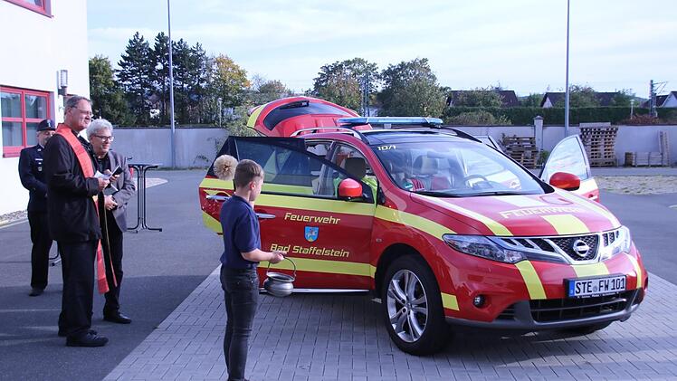 Der zwölfjährige Luis Paul besprengte den neuen Kommandowagen bei der Segnungsfeier mit Weihwasser. Foto: Matthias Einwag