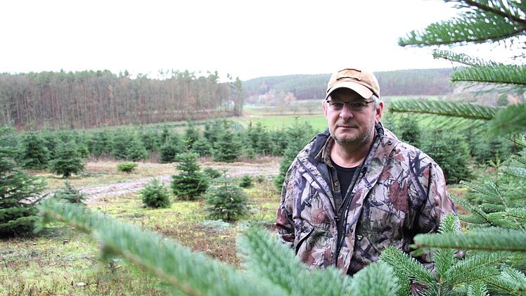 Den Schuh des Artenvernichters will sich Christbaum-Produzent Dieter Rippel aus Oberalbach nicht anziehen lassen. Er klagte gegen Auflagen des Umweltamts Erlangen-Höchstadt. Foto: Christian Bauriedel