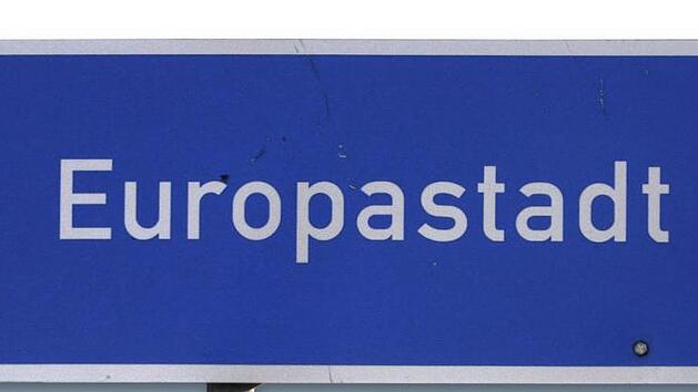 Dass das Ortsschild von Neustadt in n&auml;chster Zeit mit dem Hinweis "Europastadt" geschm&uuml;ckt wird wie in Coburg, ist eher unwahrscheinlich.  Foto: Martin Rebhan