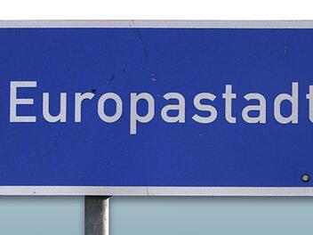 Dass das Ortsschild von Neustadt in nächster Zeit mit dem Hinweis "Europastadt" geschmückt wird wie in Coburg, ist eher unwahrscheinlich.  Foto: Martin Rebhan