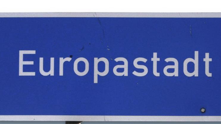 Dass das Ortsschild von Neustadt in nächster Zeit mit dem Hinweis "Europastadt" geschmückt wird wie in Coburg, ist eher unwahrscheinlich.  Foto: Martin Rebhan