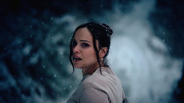 Kinderpsychologin Dr. Kaltenstein (Mina Tander) sucht Eliza im Wald. Dummerweise hat es angefangen zu schneien. M&auml;rchenhaft, k&ouml;nnte man sagen ...