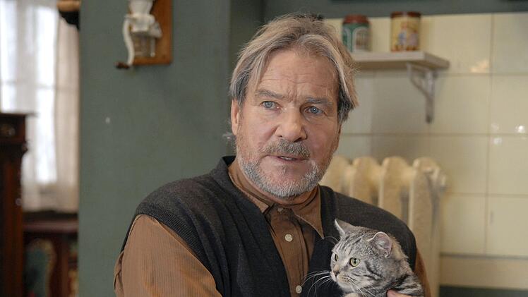 Siegmar (G&ouml;tz George) und das Streitobjekt einer ehelichen Gemeinschaft: die Katze.
