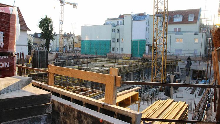 Hinter dem Block, im Innenbereich des Karrees, entsteht gerade eine Tiefgarage.
