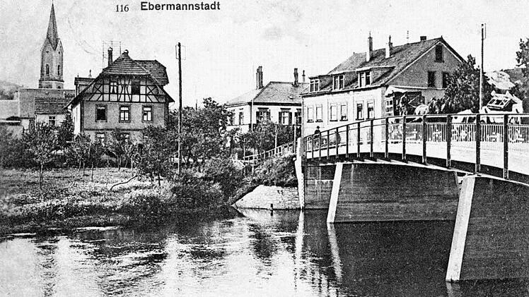 Die Postkarte von 1916 zeigt eine moderne Brücke (darauf eine Pferdekutsche) über den linken Arm der Wiesent.  Repros: Reinhard Löwisch
