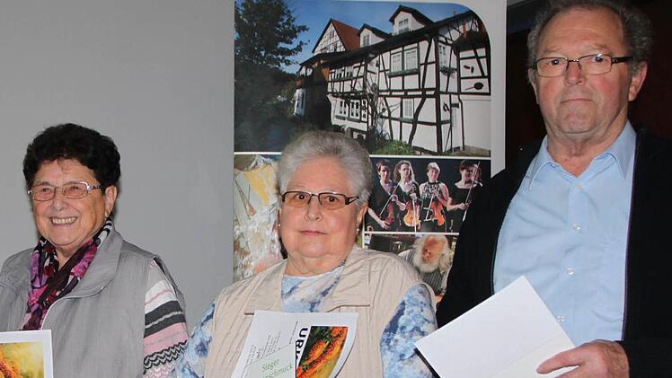 Marianne Bach (Zweite von rechts) bekam den 1. Preis. Josef Krug nahm die Urkunde über den 2. Platz für seine Frau Helga entgegen. Margarete Feuerstein freute sich über den 3. Platz. Fotos: Ulrike Müller