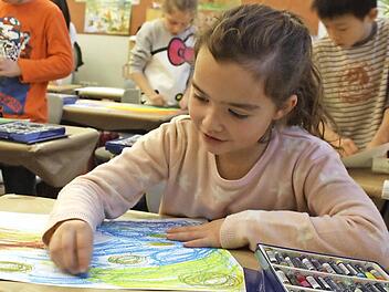 Die Drittklässler der Sinnberg-Grundschule empfanden den mehrstündigen Kunstunterricht als willkommene Abwechslung.  Fotos: Robert Huger