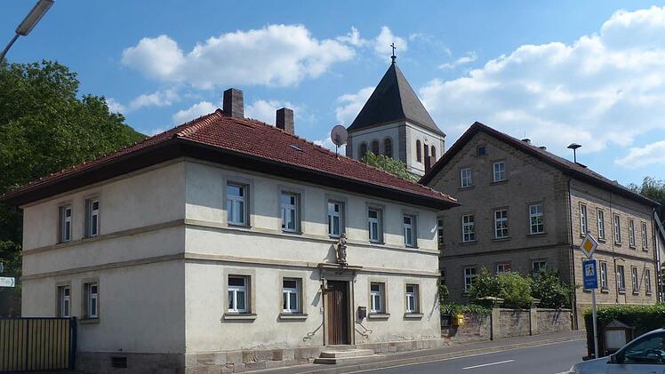 Im Zeller Pfarrhaus (links) haben die Flüchtlinge aus der Ukraine eine Unterkunft gefunden.