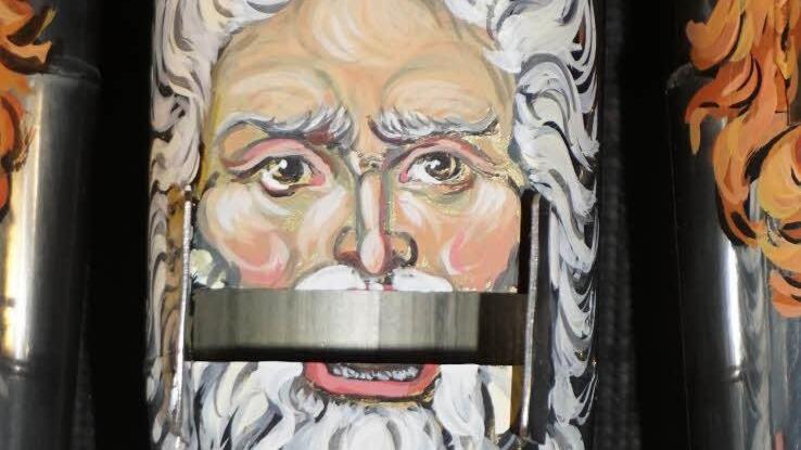 Unübersehbar der weiße Löwe mit prächtigem Bart und Mähne, der Pfarrer Fjodor Hölldobler darstellt. Foto: Marion Eckert