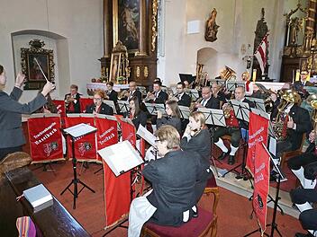 Die Trachtenkapelle Haselbach zeigte in der Klosterkirche am Kreuzberg ihr Können. Es war ein Konzert mit Film- und Musicalhits und geistlichen Liedern, das für große Begeisterung sorgte.  Foto: Marion Eckert