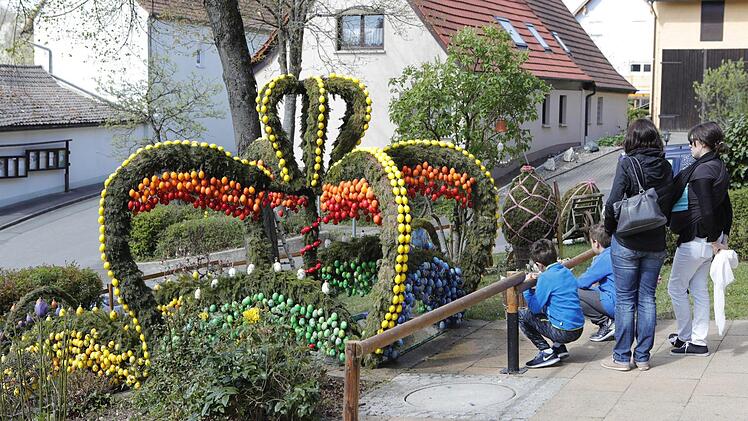 Der fertig geschmückte Osterbrunnen in Lauf (Gemeinde Zapfendorf). Foto: Matthias Hoch