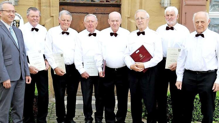 Michael Knörlein, Ernst Rackelmann, Erich Potzner, Günther Duddeck, Günter Müller, Helmut Ulm, Heinrich Link und Heinz Ulm (v. l.) sind Musiker mit Leib und Seele.  Foto: Franz Galster